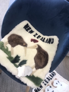 包邮 AUSKIN 澳世家 羊毛方形坐垫 45cm （坠入爱河的奇异鸟）羊毛垫 靠垫 坐垫 沙发垫